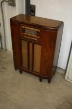 VINTAGE GENERAL ELECTRIC TUBE FLOOR RADIO, NEEDS WORK