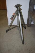 FOLDING AND ADJUSTABLE METAL TRIPOD FOR PHOTOGRAPHY