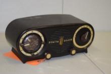 VINTAGE ZENITH DELUXE RADIO WITH SOME DAMAGE