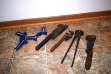 (3) VINTAGE PIPE WRENCHES AND 2 CORNER CLAMPS AND 1 FERRIER TONGS