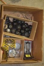 BOX OF VINTAGE BAKELITE SHIFTER KNOBS, RADIATOR CAPS, ETC.