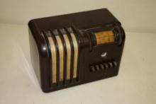VINTAGE AIRLINE BAKELITE TUBE RADIO, 93WG-602B, WORKS BUT TUNER STRING IS INOPERABLE