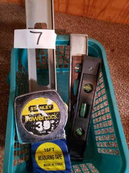 Tray of levels & 2 tape measures