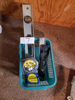 Tray of levels & 2 tape measures