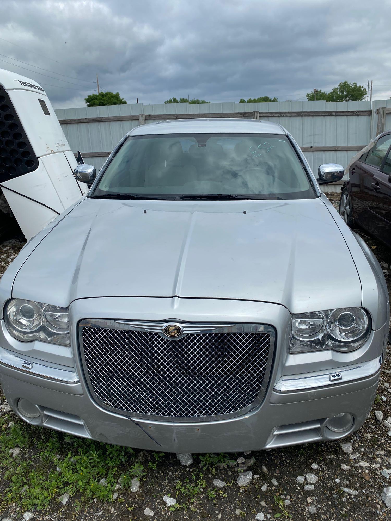 E52 2005 Chrysler 300 2C3AK63H95H622848 Illegal Park