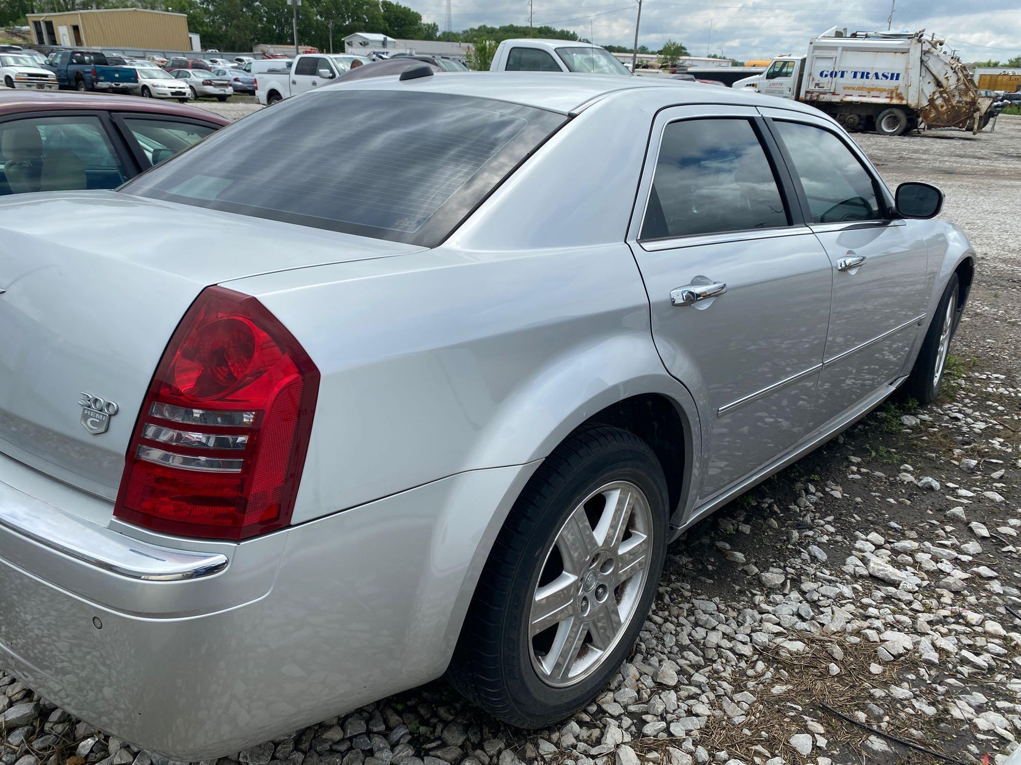 E52 2005 Chrysler 300 2C3AK63H95H622848 Illegal Park