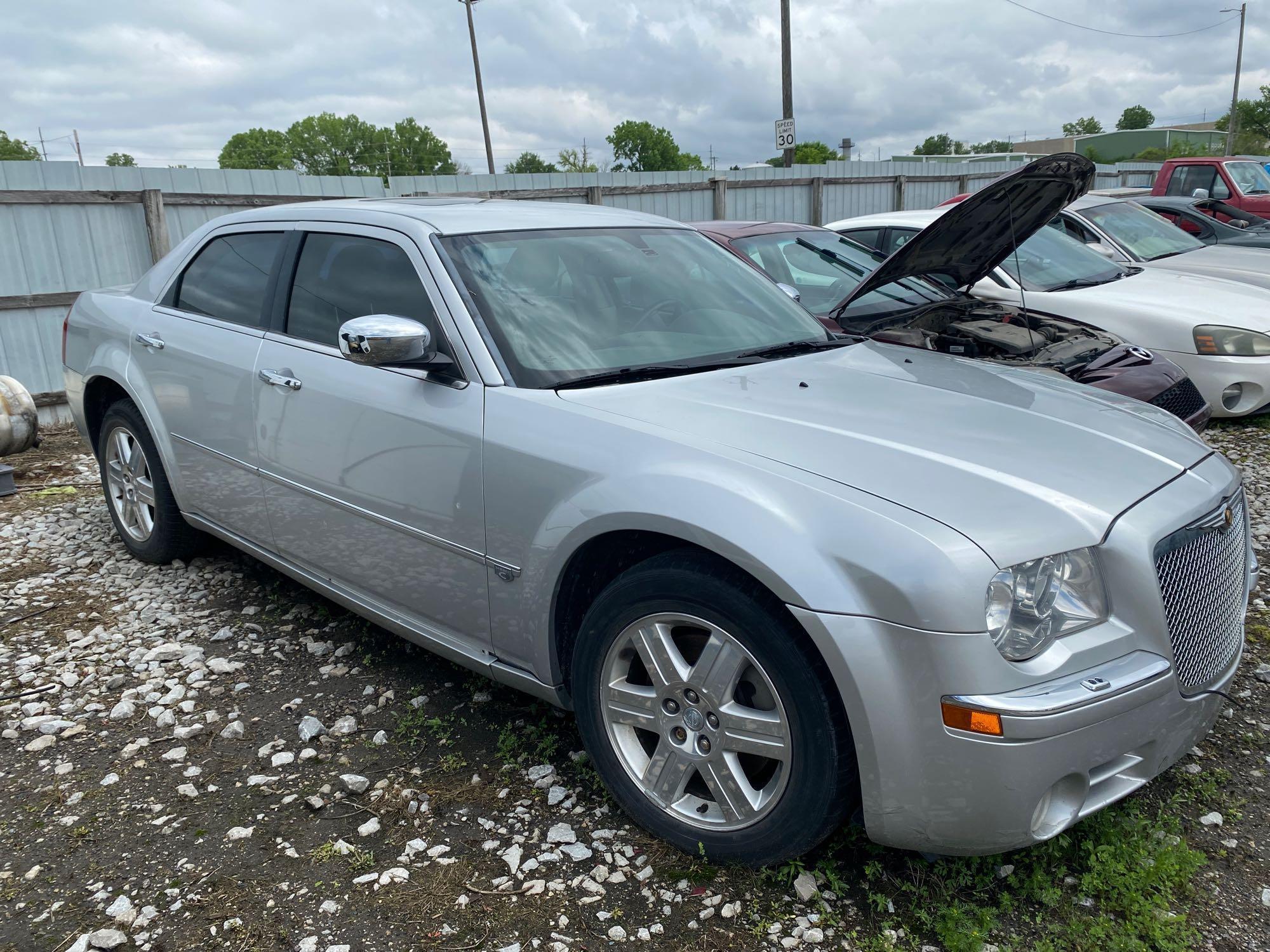 E52 2005 Chrysler 300 2C3AK63H95H622848 Illegal Park