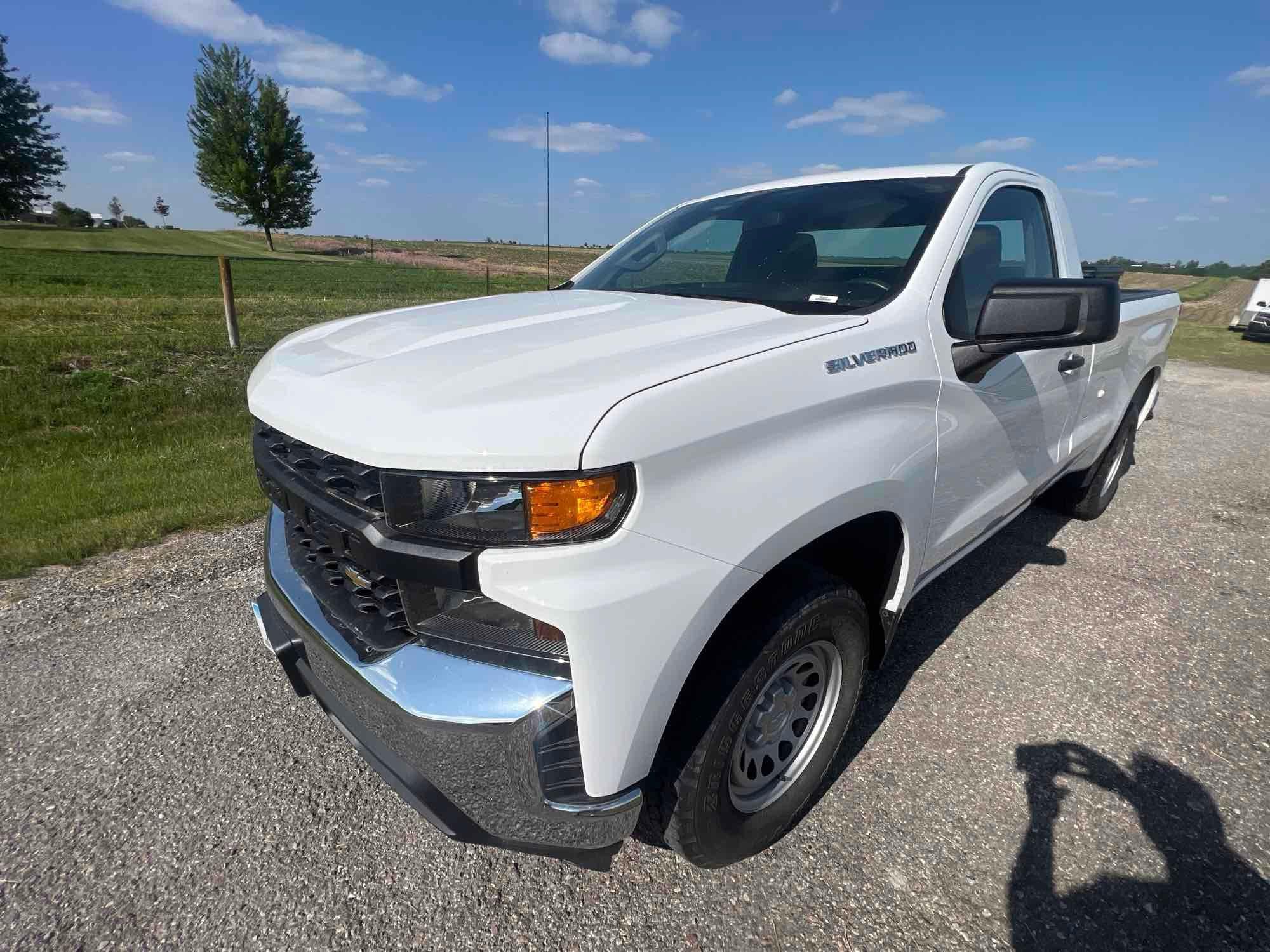 LOW MILES-2020 Chevy Silverado Reg WT 2wd 4.3 eco tech v6 31,000 mile s