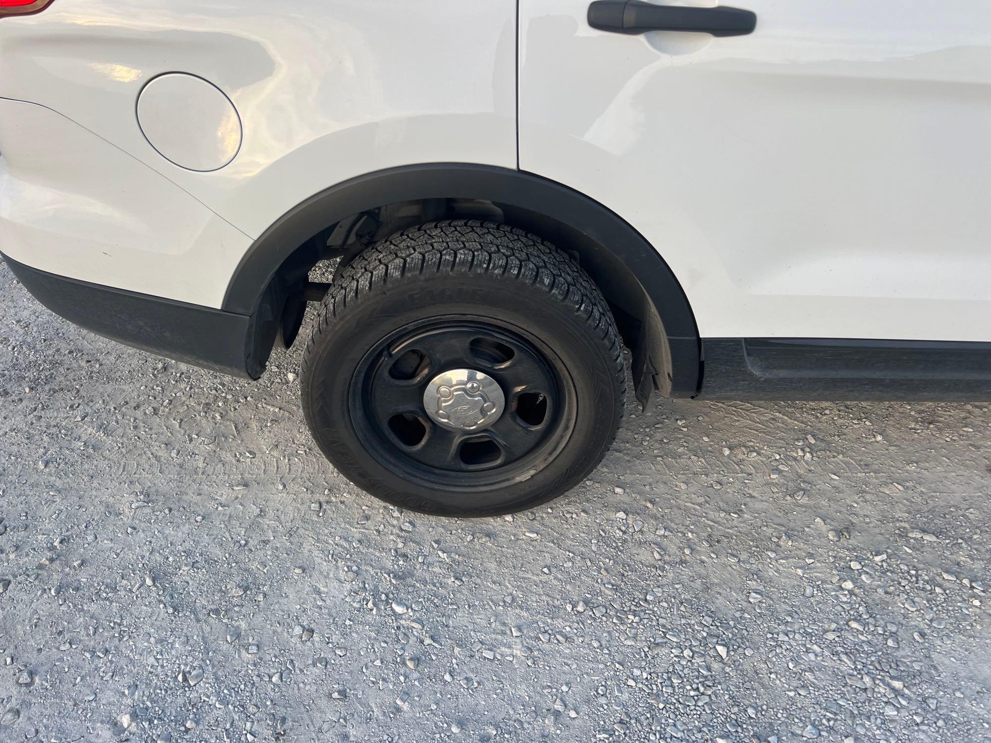 28479-2013 Ford Explorer AWD Police Interceptor 186k miles front tire goes down runs and drives