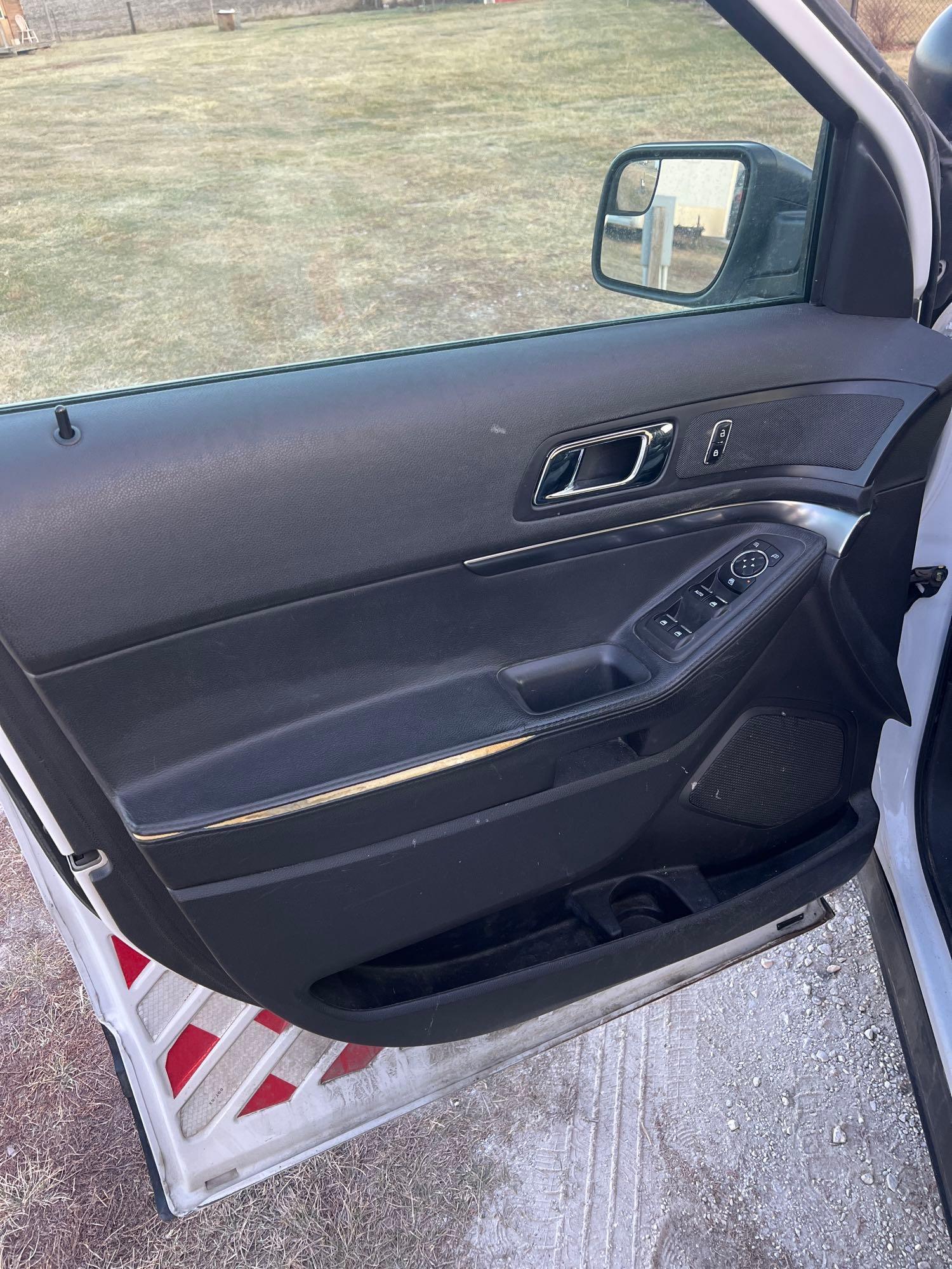 28479-2013 Ford Explorer AWD Police Interceptor 186k miles front tire goes down runs and drives