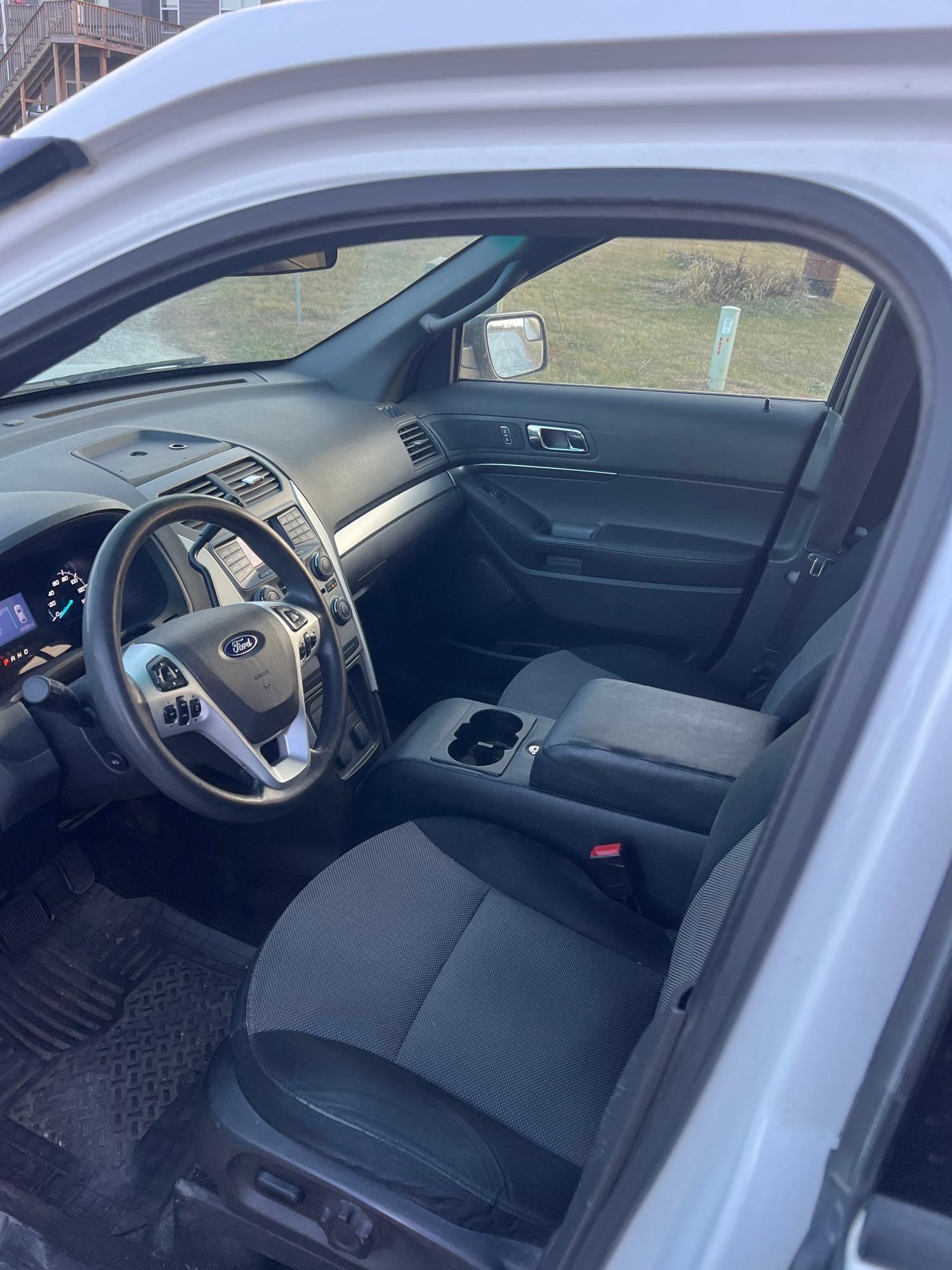 28479-2013 Ford Explorer AWD Police Interceptor 186k miles front tire goes down runs and drives