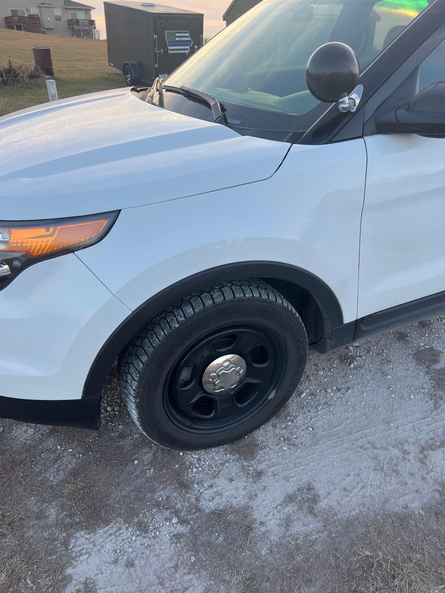 28479-2013 Ford Explorer AWD Police Interceptor 186k miles front tire goes down runs and drives
