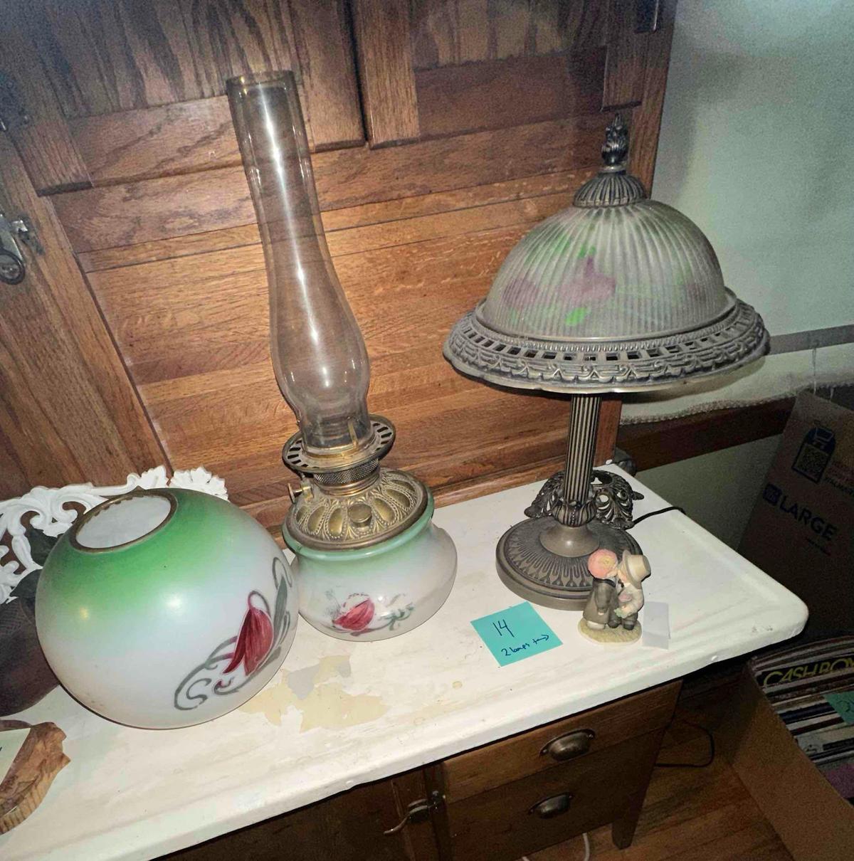 2 Lamps and figurine