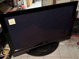 Huge LG FLAT SCREEN TV POWERS ON