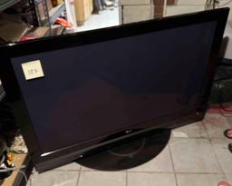 Huge LG FLAT SCREEN TV POWERS ON