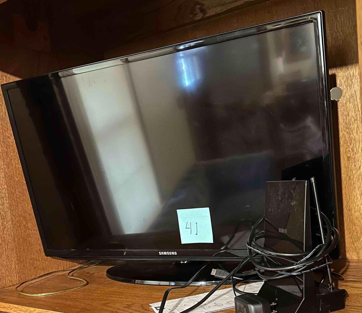 SAMSUNG FLAT SCREEN TV AND RCA RABBIT EARS