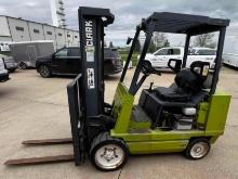 Clark Model GCX25 forklift showing 9735 hrs runs and operates as it should. see video in description