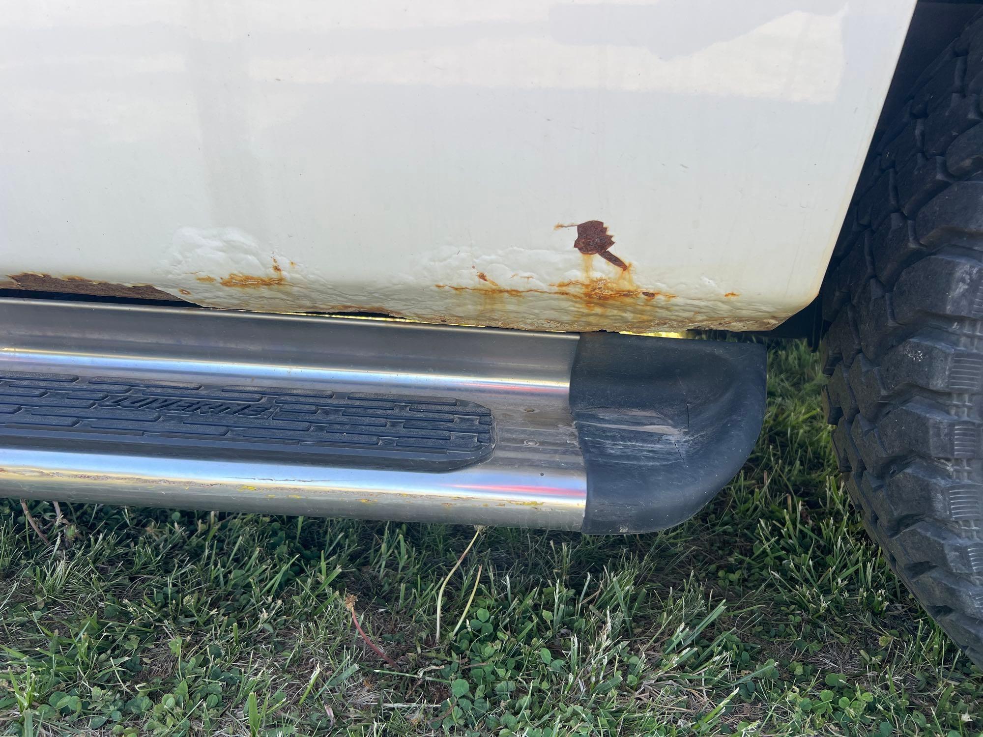 7619-2011 Chevy Silverado K1500 LTextended cab with 121k miles and topper with storage