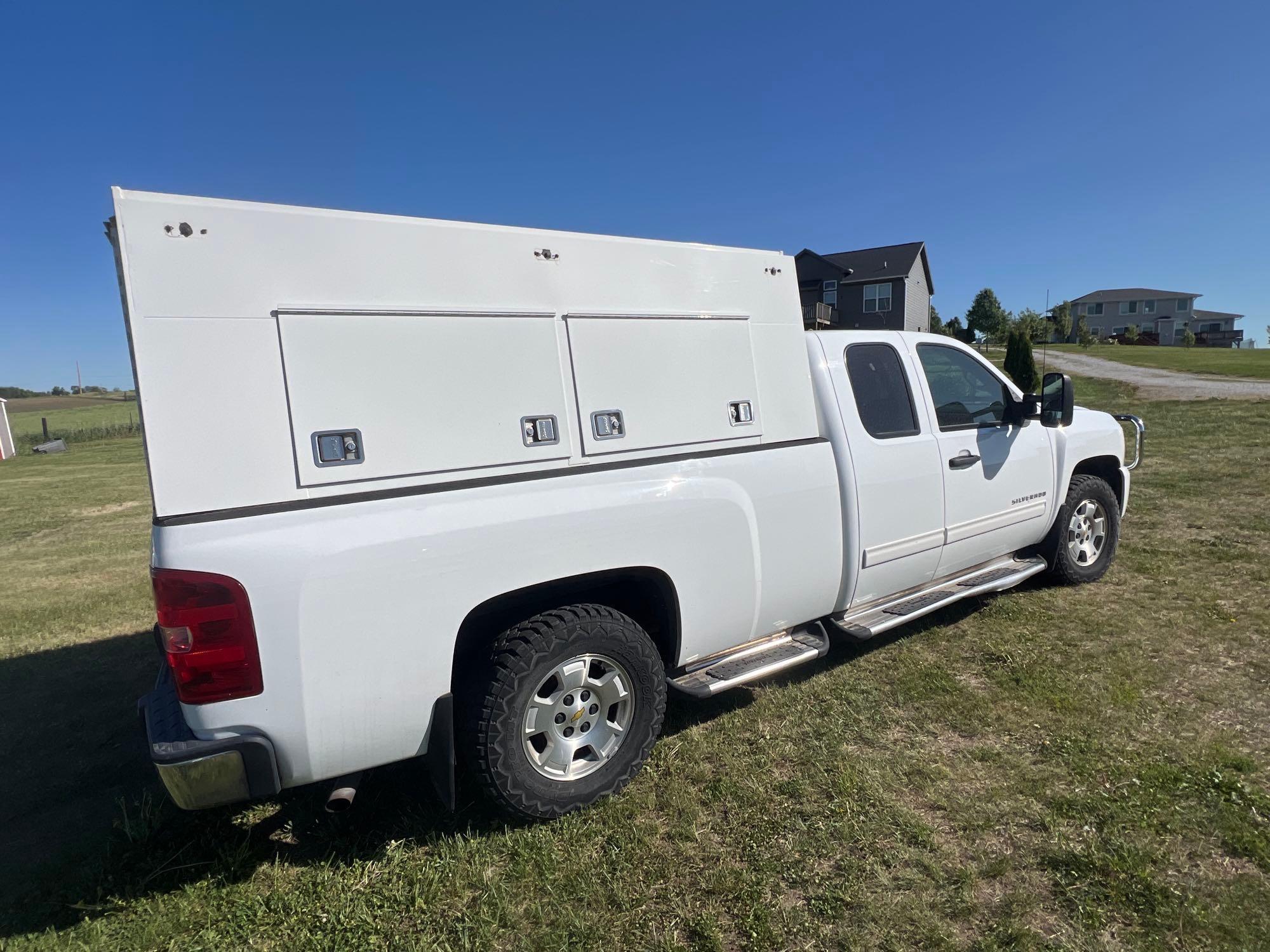 7619-2011 Chevy Silverado K1500 LTextended cab with 121k miles and topper with storage