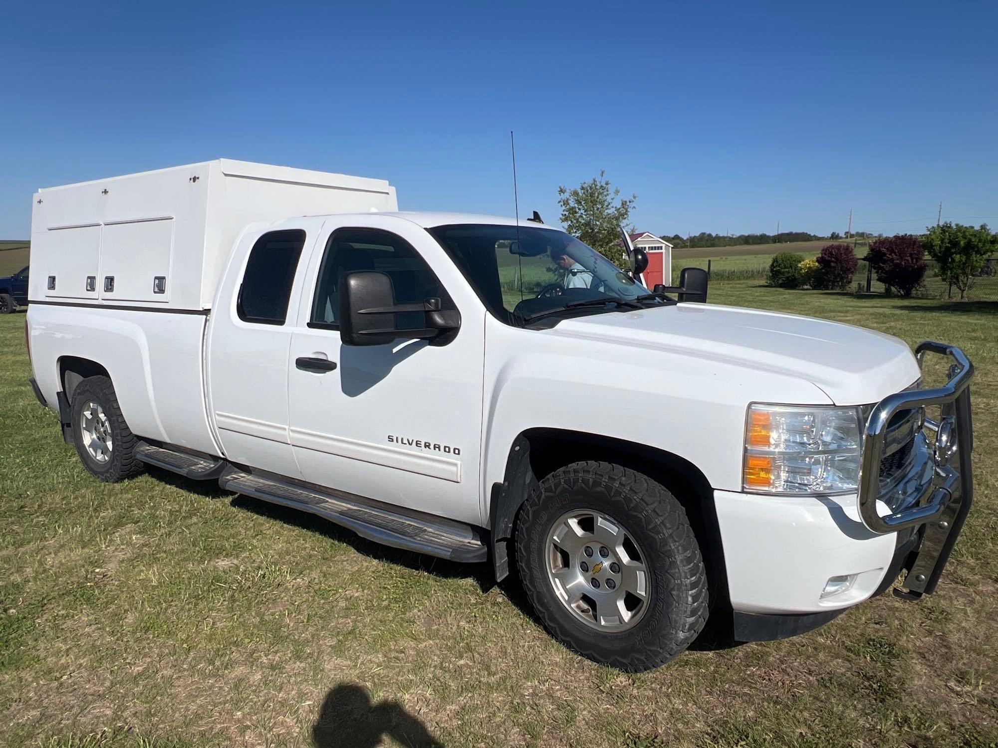 7619-2011 Chevy Silverado K1500 LTextended cab with 121k miles and topper with storage