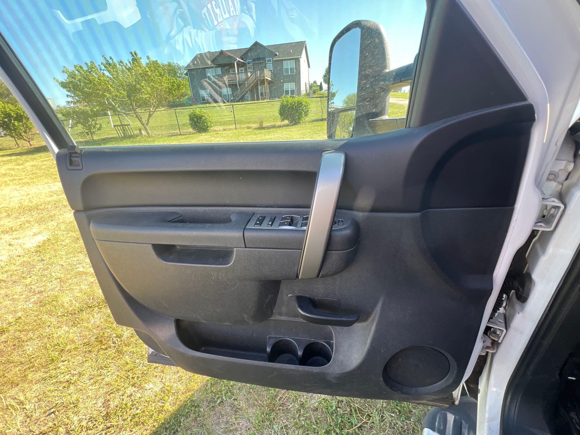 7619-2011 Chevy Silverado K1500 LTextended cab with 121k miles and topper with storage