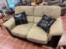 Love seat w/pillows