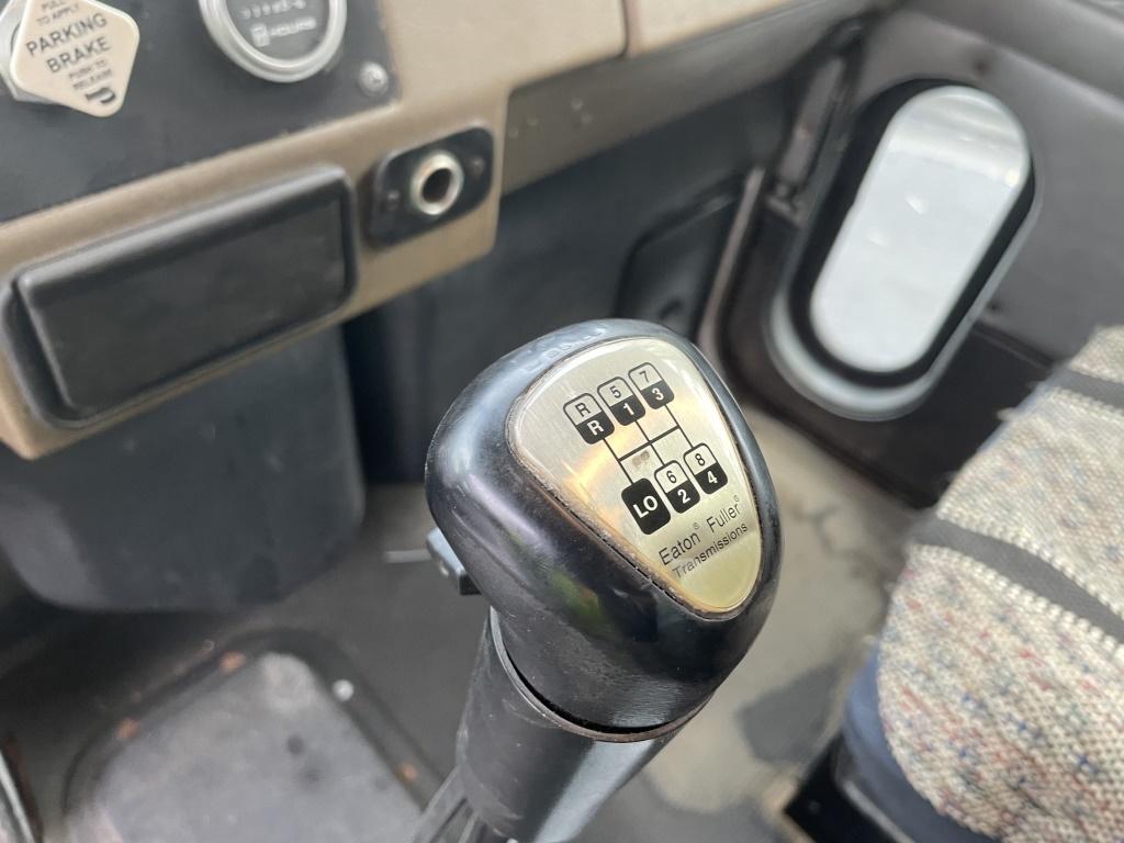 1999 Peterbilt 330 S/A Mobile Office Truck