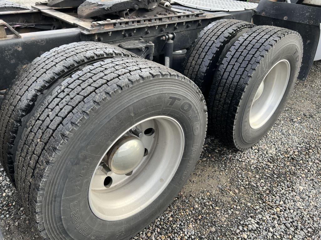 2009 Kenworth T600 T/A Sleeper Truck Tractor