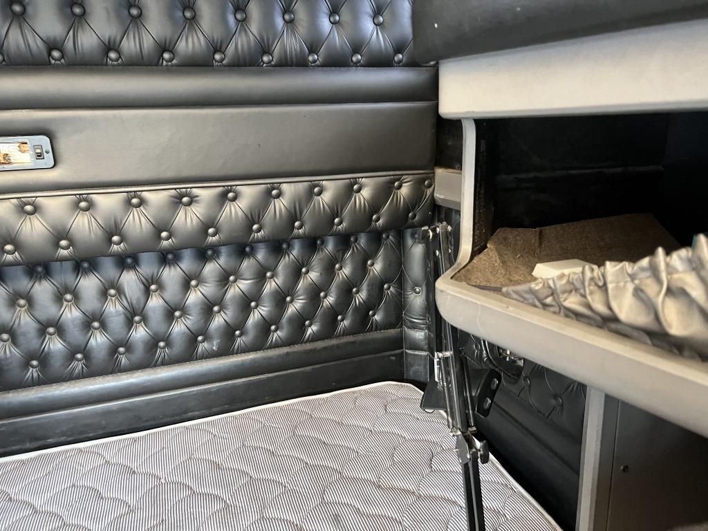 2009 Kenworth T600 T/A Sleeper Truck Tractor