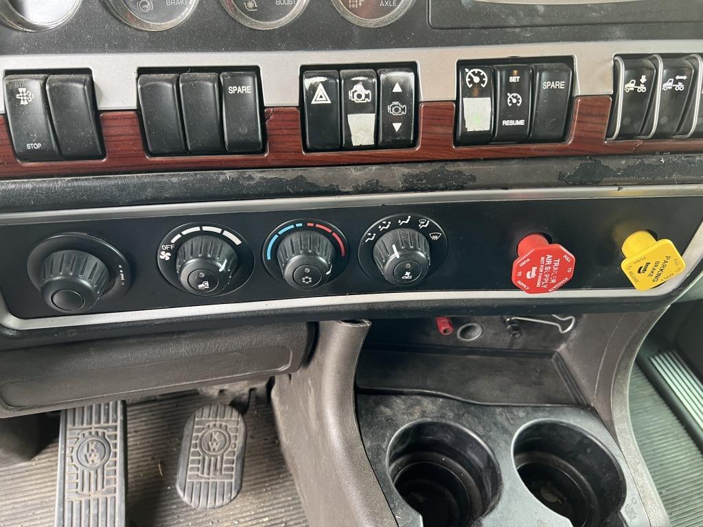 2009 Kenworth T600 T/A Sleeper Truck Tractor