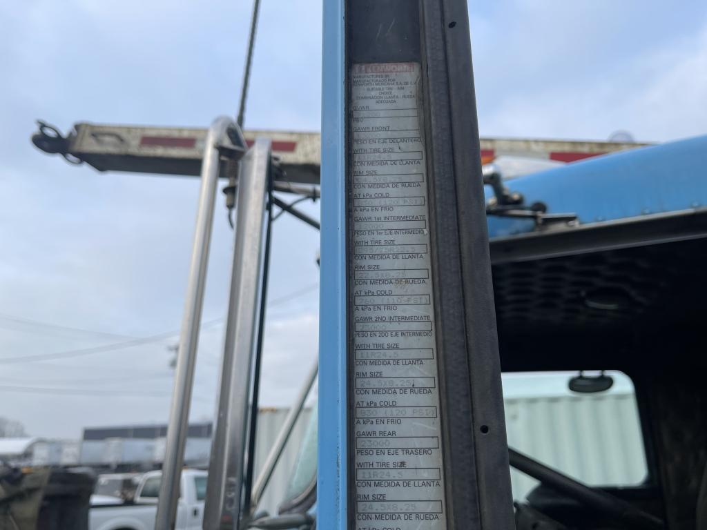 2004 Kenworth T800 Tri-Axle Log Truck
