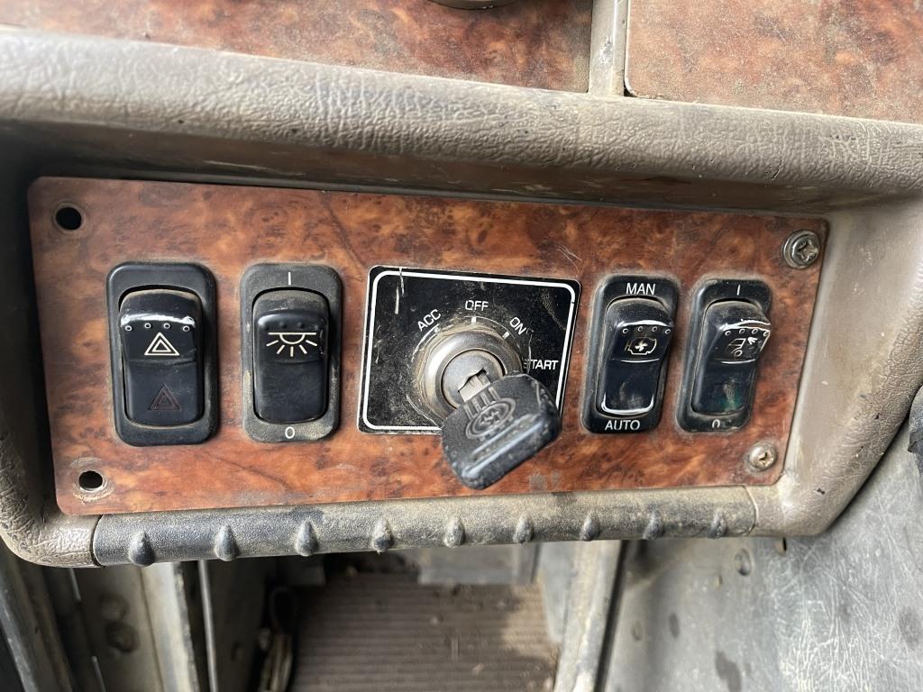 2004 Kenworth T800 Tri-Axle Log Truck