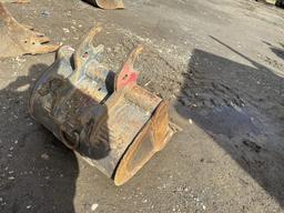 24" Dig Bucket w/Cutting Edge