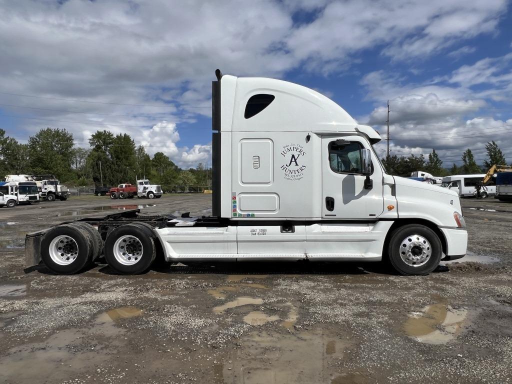 2011 Freightliner CA125 T/A Sleeper Truck Tractor