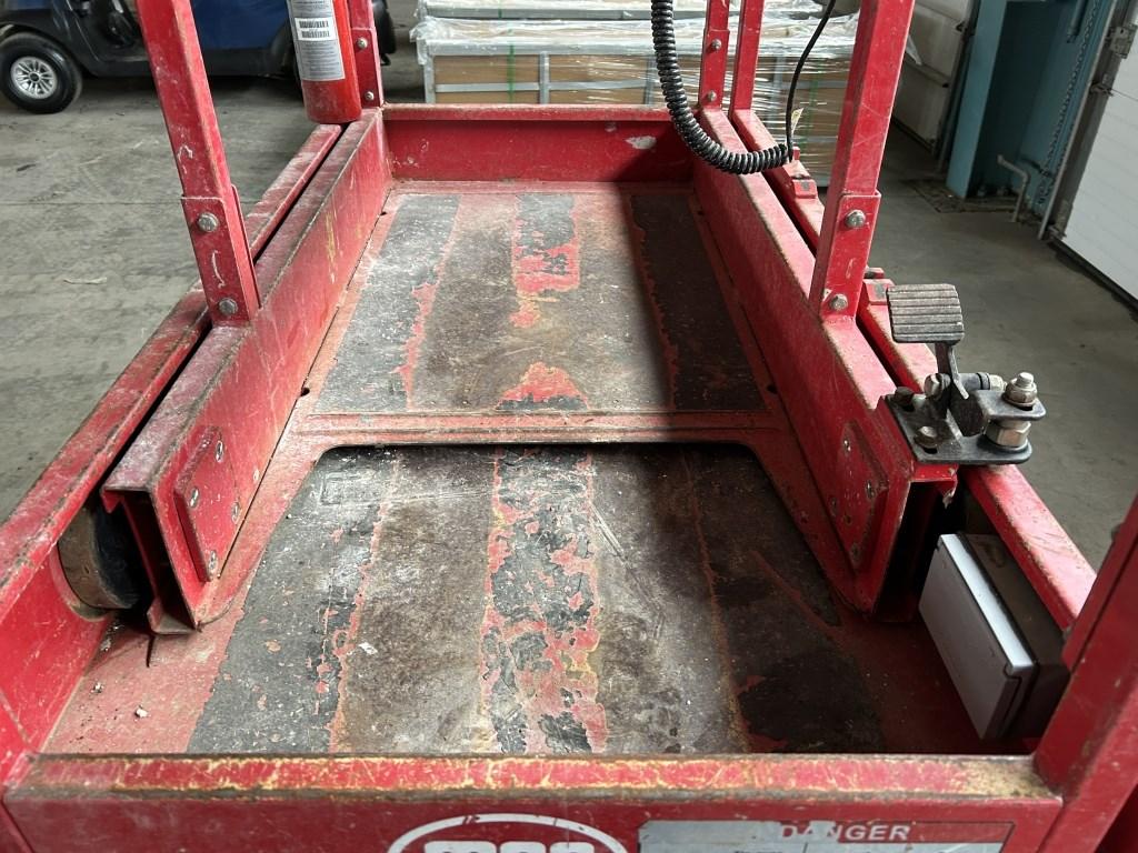 2017 MEC 1330SE Scissor Lift