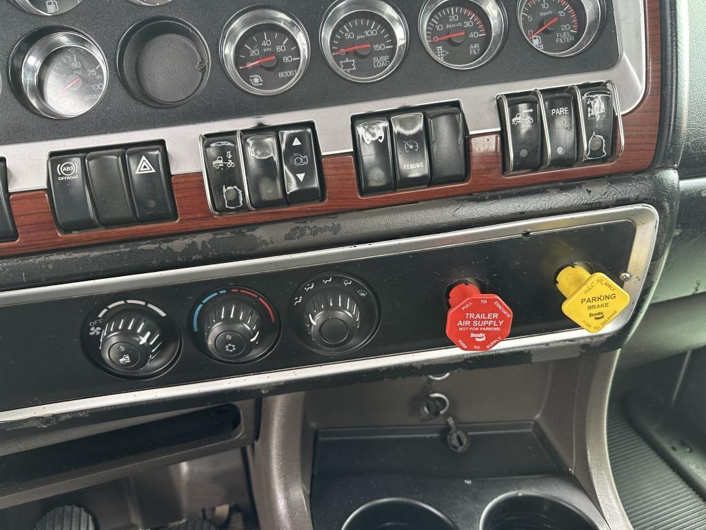2007 Kenworth T800 Tri-Axle Truck Tractor