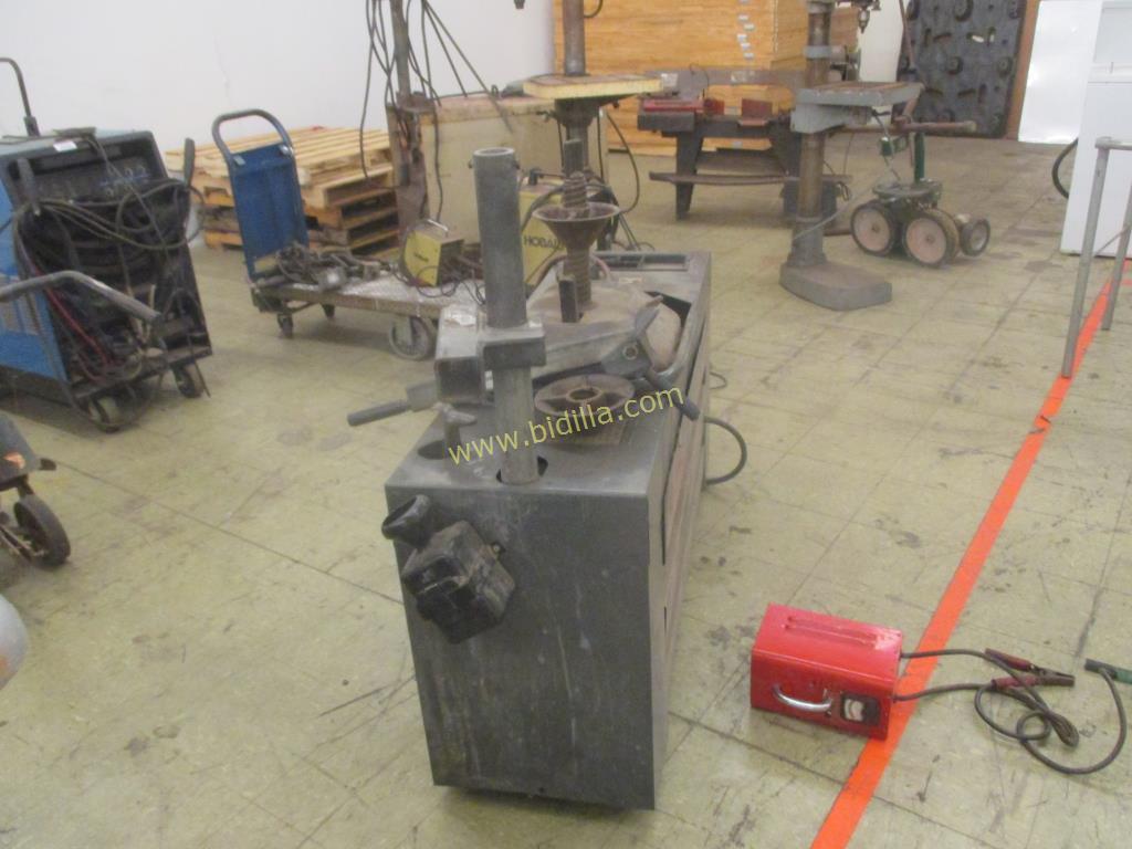 FMC 7600 Tire Changer