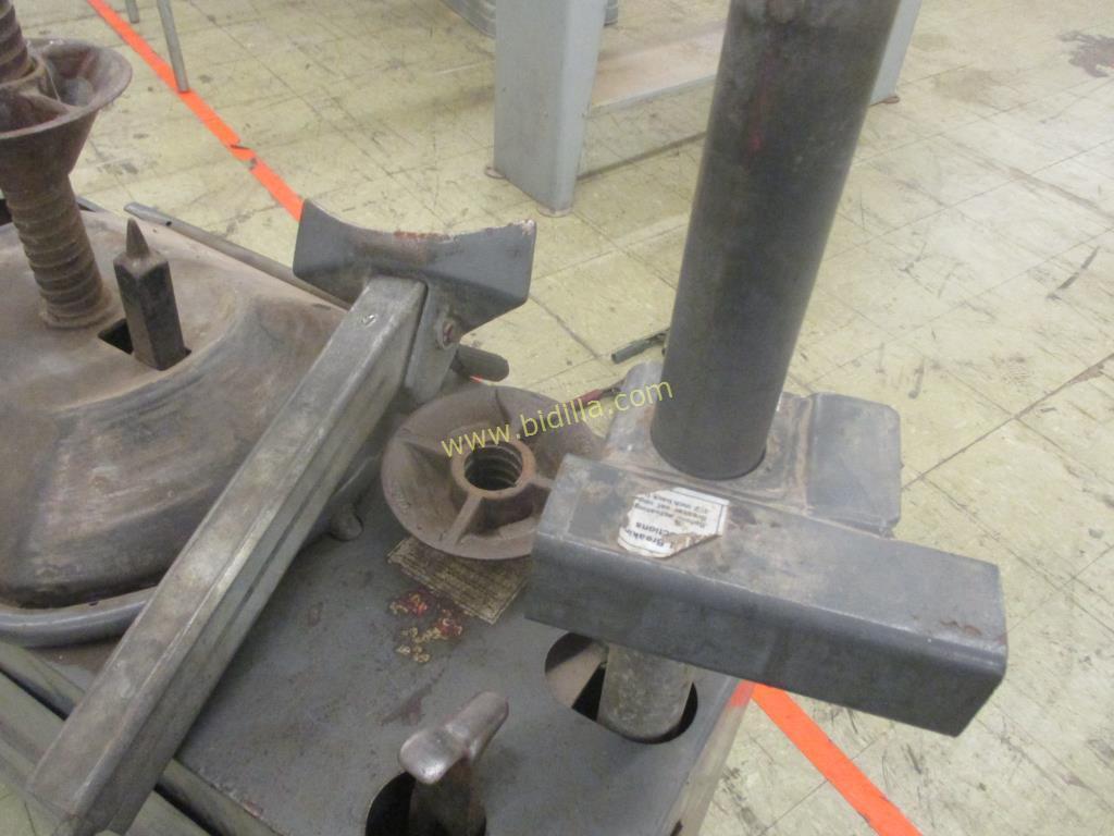 FMC 7600 Tire Changer