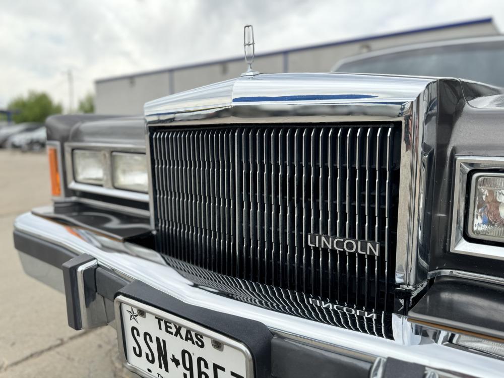 [NO RESERVE] 1989 Lincoln Town Car Sedan