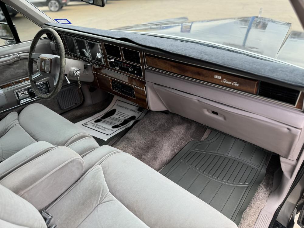 [NO RESERVE] 1989 Lincoln Town Car Sedan