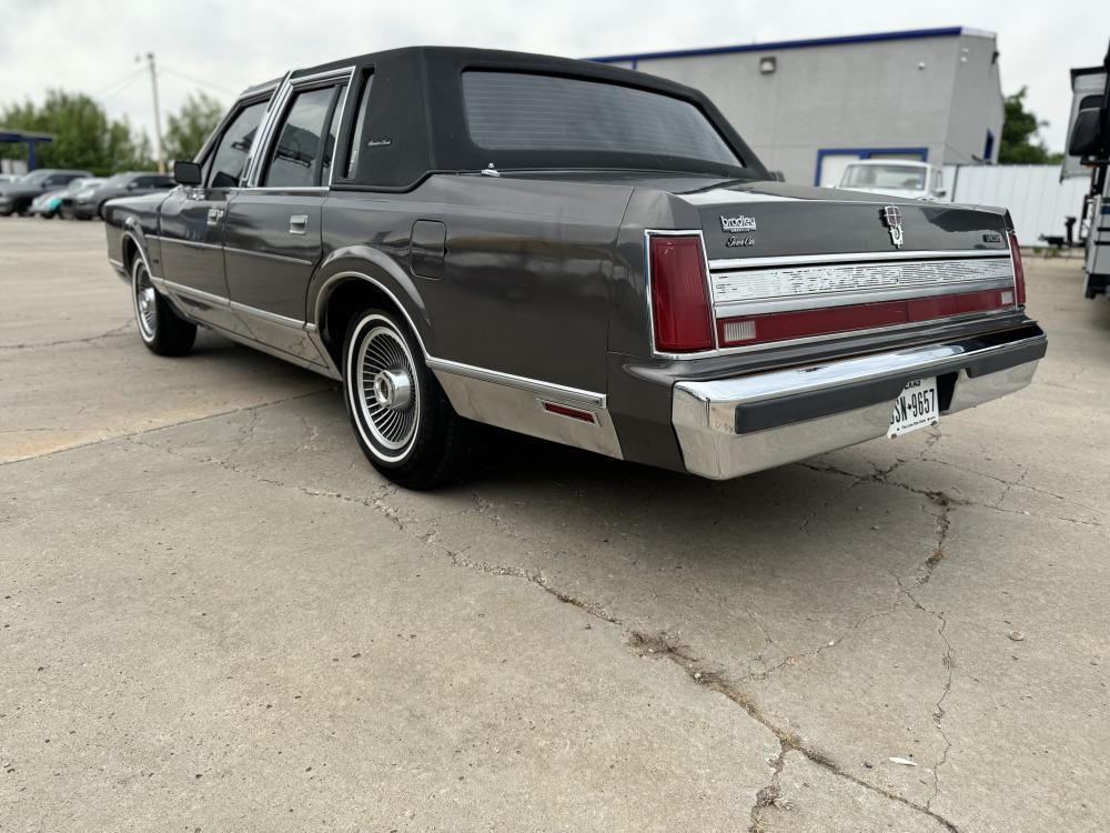 [NO RESERVE] 1989 Lincoln Town Car Sedan