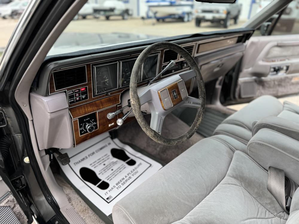 [NO RESERVE] 1989 Lincoln Town Car Sedan