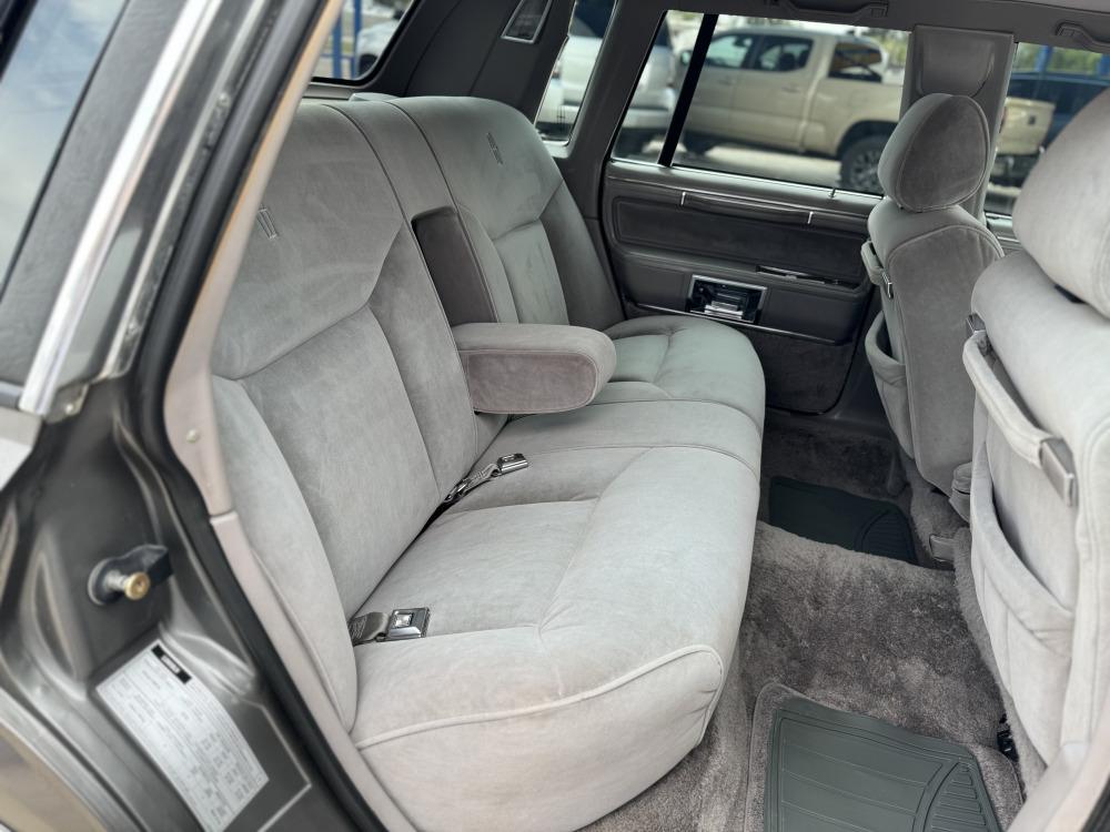 [NO RESERVE] 1989 Lincoln Town Car Sedan