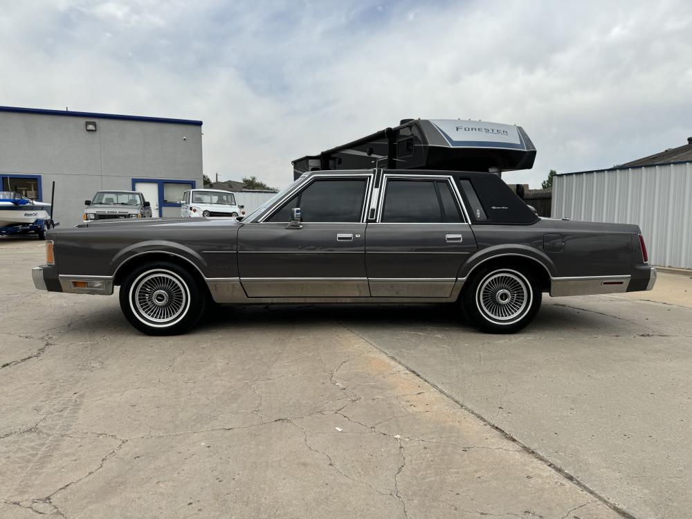 [NO RESERVE] 1989 Lincoln Town Car Sedan