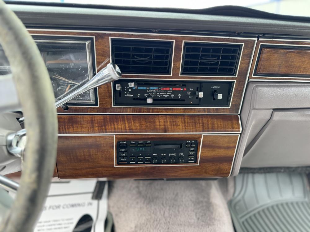 [NO RESERVE] 1989 Lincoln Town Car Sedan