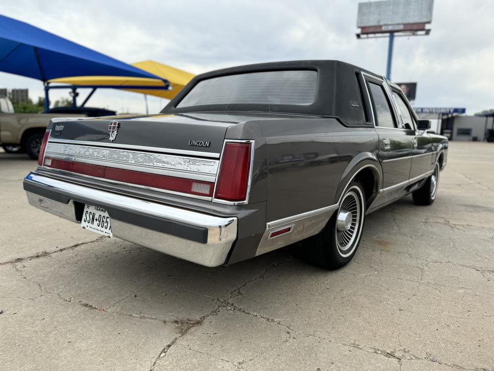 [NO RESERVE] 1989 Lincoln Town Car Sedan