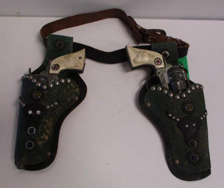 VINTAGE CHILDS HOLSTER AND CAP GUN SET