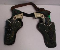 VINTAGE CHILDS HOLSTER AND CAP GUN SET