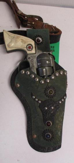 VINTAGE CHILDS HOLSTER AND CAP GUN SET