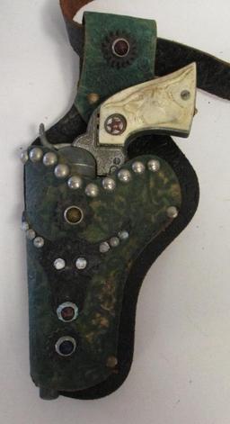 VINTAGE CHILDS HOLSTER AND CAP GUN SET